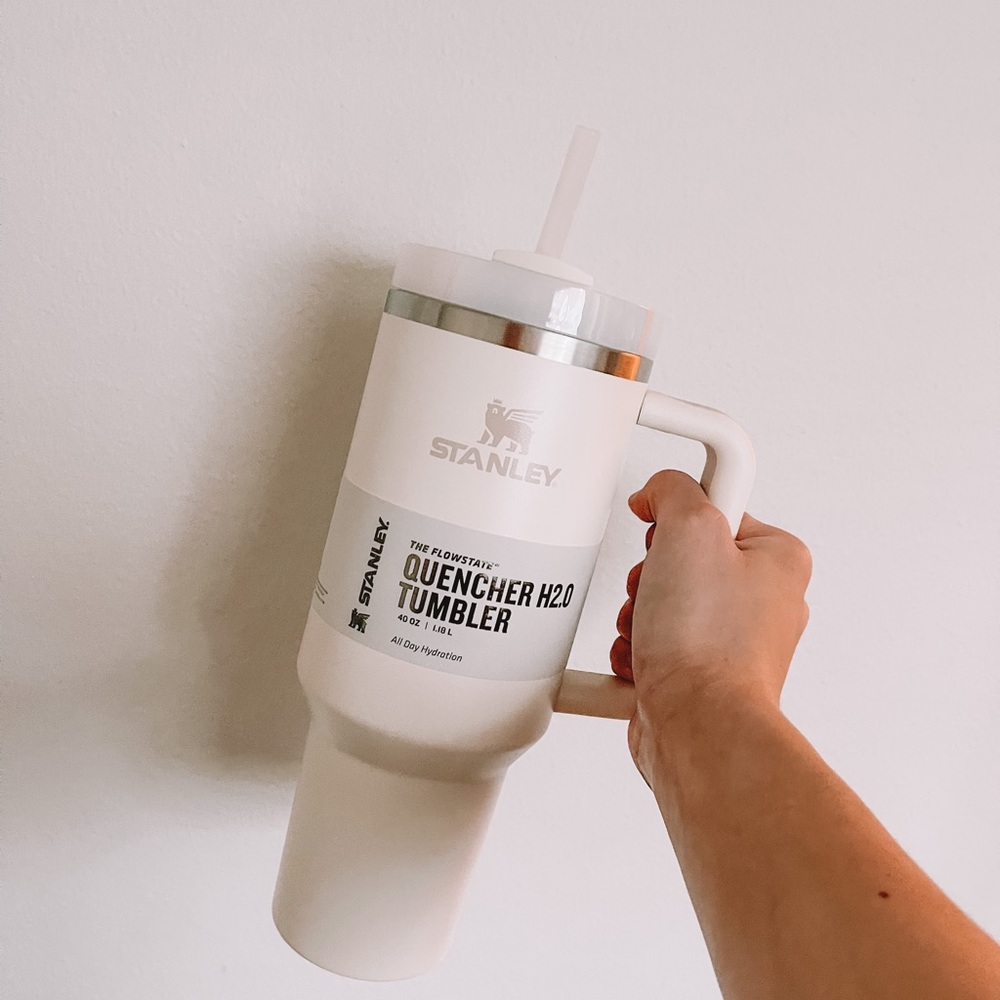 *NIB* 40 oz quencher in Cream